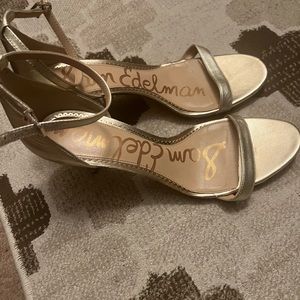 Gold color sandals heels in very good condition size 11M